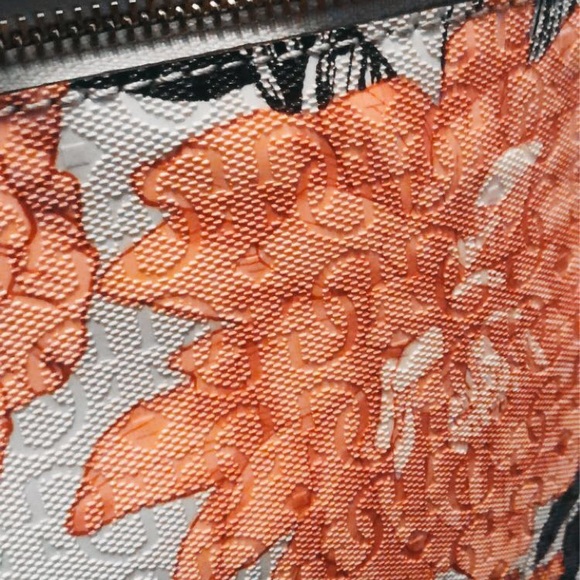 Beautiful guess purse like new - Picture 3 of 4